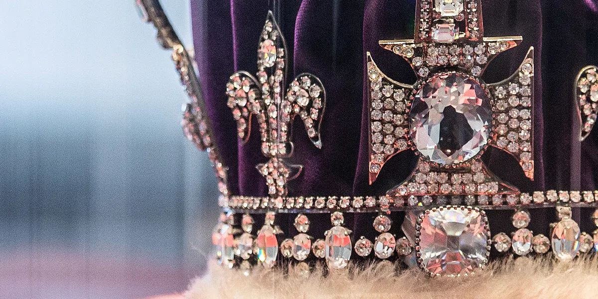 Replica of the Crown of Queen Elizabeth, The Queen Mother, with a replica of the Koh-I-Noor diamond at Royal Coster Diamonds. Photo by AlinavdMeulen - Own work (https://creativecommons.org/licenses/by-sa/4.0/deed.en) (Detail).