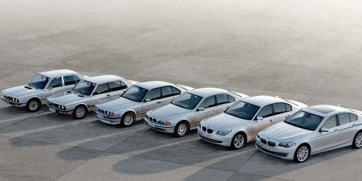 BMW 5-seriens modeller genom årtiondena. Foto © BMW