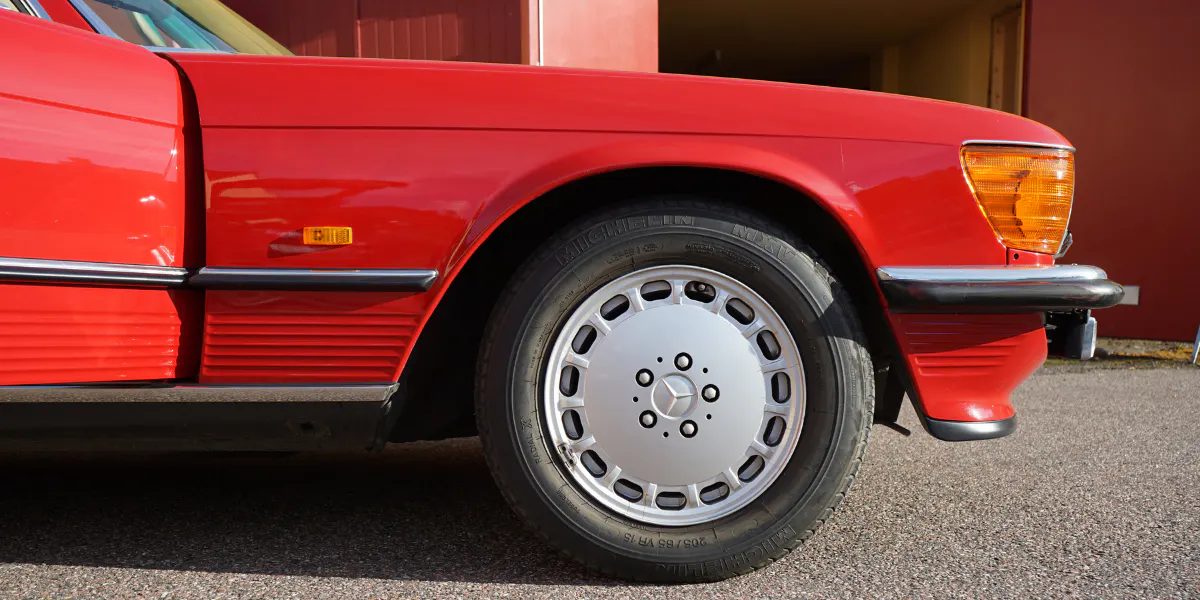 A bright red 1988 Mercedes-Benz SL 300 Cabriolet attracted a lot of attention when it was auctioned in November 2024. Photo © Ystads Auktioner.