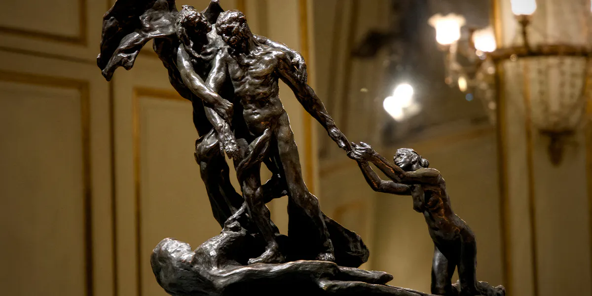 Questa foto mostra la scultura in bronzo “L'Age mur” (L'età matura) dello scultore francese Camille Claudel (1864-1943), ritrovata per caso in un appartamento non occupato di Parigi il 16 dicembre 2024 e venduta per 3,1 milioni di euro a un'asta a Orleans il 16 febbraio 2025. (Foto di GUILLAUME SOUVANT / AFP via Getty Images)(dettaglio)