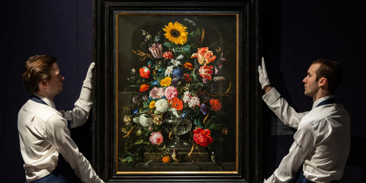 Jan Davidsz. De Heem, Natura morta di rose, tulipani, gigli, papaveri, un girasole, un iris, caprifoglio e altri fiori in un vaso di vetro con due uccelli, una cavalletta e una lumaca, olio su tela, stima 8-12 milioni di dollari. Foto © Sotheby's