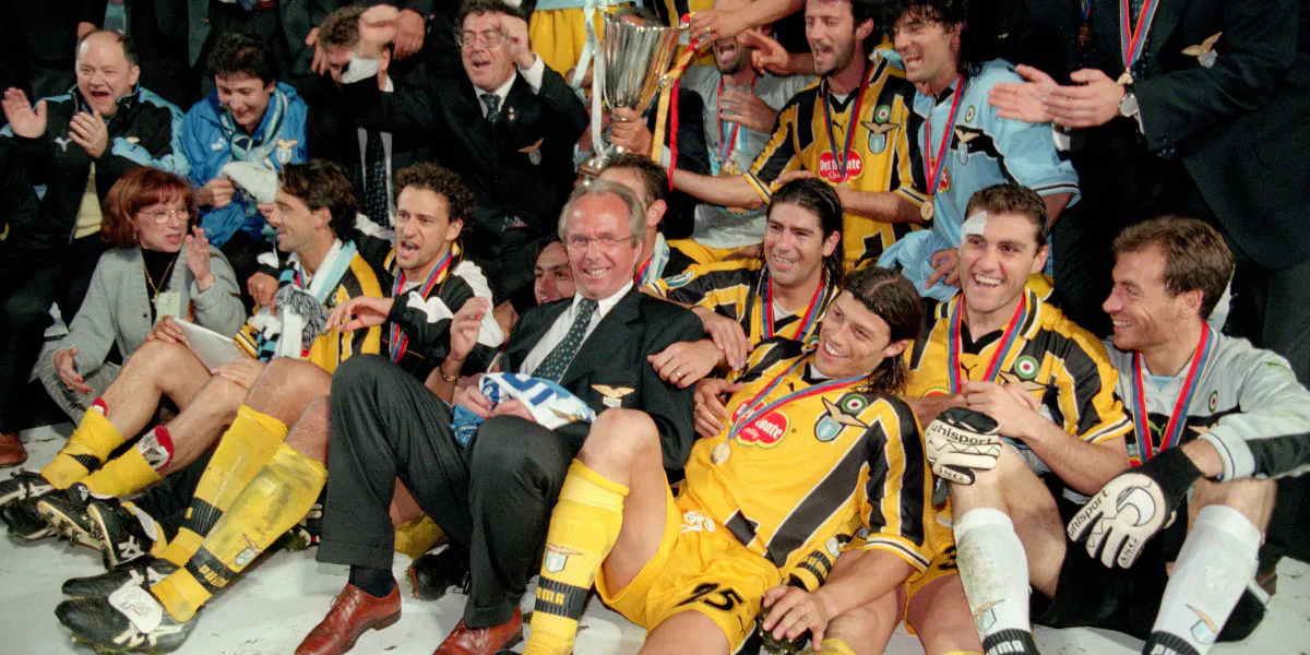 19. Mai 1999, Birmingham - UEFA Europapokal der Pokalsieger-Finale - Real Mallorca gegen Lazio – Trainer Sven Göran Eriksson sitzt zwischen den feiernden Lazio-Spielern. Foto von Mark Leech/Offside via Getty Images (Detail)