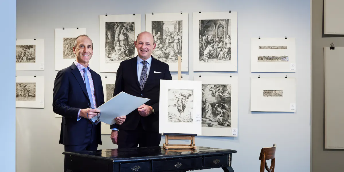 Todd Weyman, tidigare vice vd och chef för grafikavdelningen vid Swann Auction Galleries i New York, tillsammans med Fredrik Fellbom, intendent vid Uppsala Auktionskammare. Den 19 mars auktioneras The Frank Bensow Collection ut hos Uppsala Auktionskammare. Foto © Uppsala Auktionskammare.