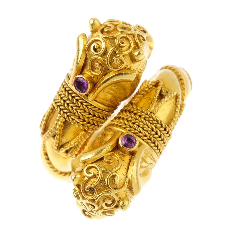 Anillo doble con rubí en forma de cabeza de toro
