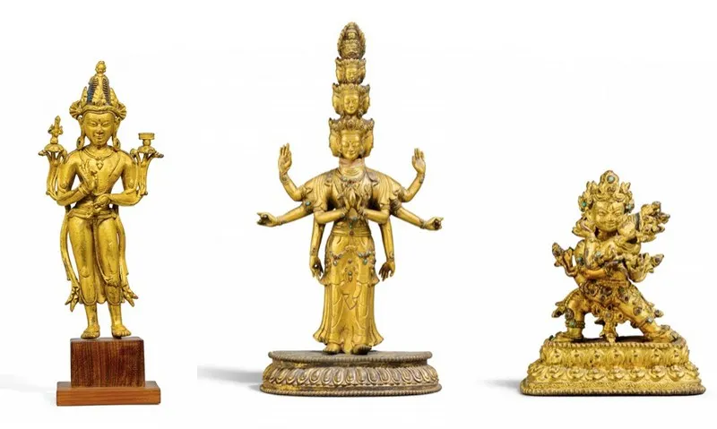 Izquierda: Manjushri. Figura tibetana de bronce dorado (siglo XVII-XVIII) Centro: Avalokiteshvara de once cabezas. Figura tibetana de bronce dorado (siglo XVIII-XIX) Derecha: Mahakala yab-yum. Figura tibetana de bronce dorado. Dinastía Malla (siglo XIV-XV)