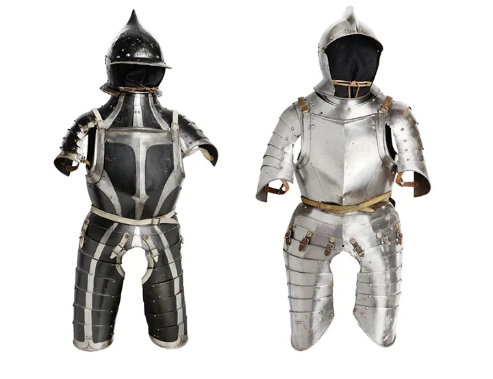 Links: Schwarz-weißer Halbharnisch, deutsch um 1570 Rechts: Halbharnisch, deutsch oder schweizerisch um 1580
