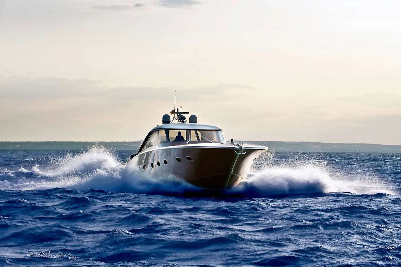 Deutsches Design schlägt hohe Wellen: Die luxuriöse Yacht Aguti 20M im Riva-Stil
