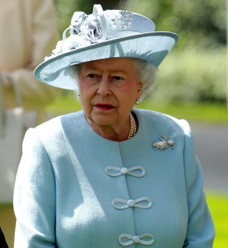 Stilvoll wie die Queen - Wunderschöne Broschen bei Fellows
