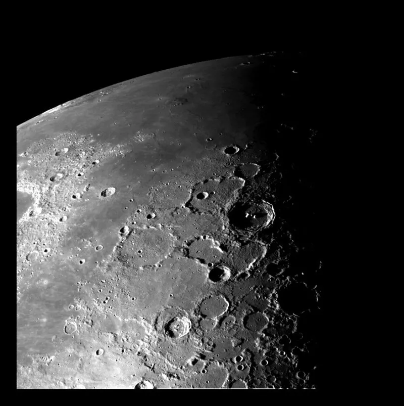 Månen sedd från dess norra sida. Foto: NASA.