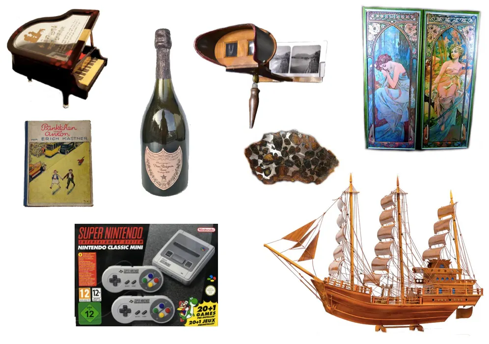 Oben links: Schmuckschatulle mit Spieluhr, Plastik, 1970er Jahre Oben Mitte: HOLMES - Stereoskop aus Holz mit 48 Fotografien, um 1905 Oben rechts: Paar Holztafeln mit bunten Drucken auch Alphonse Mucha, 1960/70er Jahre Mitte links: ERICH KÄSTNER - Pünktchen und Anton, Berlin 1932, Erstausgabe Mitte: 1998 Dom Perignon Vintage Brut Rose Magnum (1,5 liter) Mitte rechts: Scheibe des Sericho-Meteoriten, gefunden 2016 Unten links: Super Nintendo Classic Mini, Konsole mit 20+1 Spielen, 2017 Unten rechts: Modell eines Dreimaster-Segelschiffs aus Holz