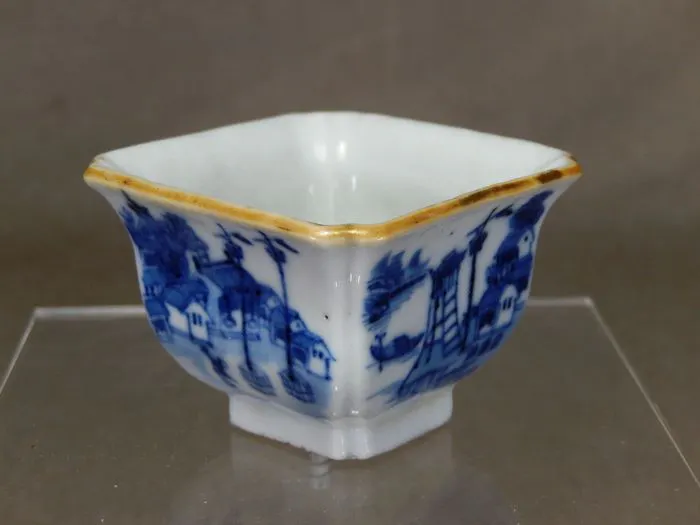 Quadratische Porzellantasse der Doaguang-Periode (1820-50)