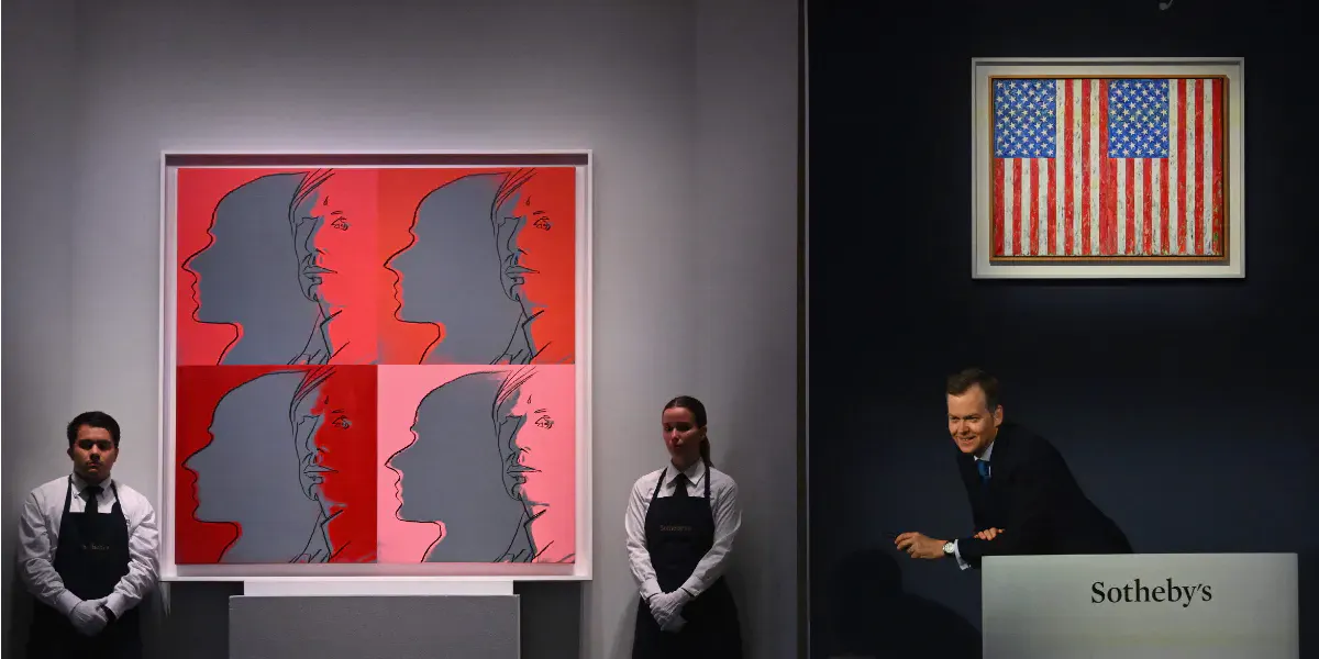 Il banditore di Sotheby's Oliver Barker raccoglie le offerte per “The Shadow” di Andy Warhol durante l'asta di Sotheby's della collezione Emily Fisher Landau, che comprende la “Femme à la montre” di Picasso, a New York l'8 novembre 2023. La “Femme à la montre” di Pablo Picasso del 1932 dovrebbe essere venduta per almeno 120 milioni di dollari. Tra le altre opere in vendita figurano pezzi di Jasper Johns, Willem de Kooning, Mark Rothko e Andy Warhol. La vendita comprende circa 120 pezzi della prestigiosa collezione di Landau, che nel complesso dovrebbe realizzare oltre 400 milioni di dollari. (Foto di ANGELA WEISS / AFP) (Foto di ANGELA WEISS/AFP via Getty Images) (dettaglio) 
