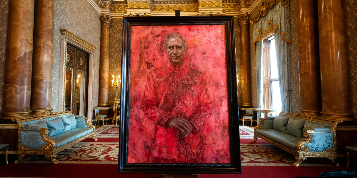 LONDRA, INGHILTERRA - 14 MAGGIO: Il ritratto del re Carlo III dell'artista Jonathan Yeo viene svelato nel salotto blu di Buckingham Palace il 14 maggio 2024 a Londra, in Inghilterra. Il ritratto è stato commissionato nel 2020 per celebrare i 50 anni dell'allora Principe di Galles come membro della The Drapers' Company nel 2022. L'opera d'arte raffigura il Re con l'uniforme delle Welsh Guards, di cui era stato nominato colonnello reggimentale nel 1975. Le dimensioni della tela - circa 8,5 x 6,5 piedi una volta incorniciata - sono state attentamente studiate per adattarsi all'architettura della Drapers' Hall e al contesto dei dipinti che verranno appesi accanto. Jonathan Yeo ha avuto quattro sedute con il re, a partire da quando era principe di Galles nel giugno 2021 a Highgrove e successivamente a Clarence House. L'ultima seduta si è svolta nel novembre 2023 a Clarence House. Yeo ha lavorato anche su disegni e fotografie, consentendogli di lavorare al ritratto nel suo studio di Londra tra una seduta e l'altra. (Foto di Aaron Chown-WPA Pool/Getty Images)