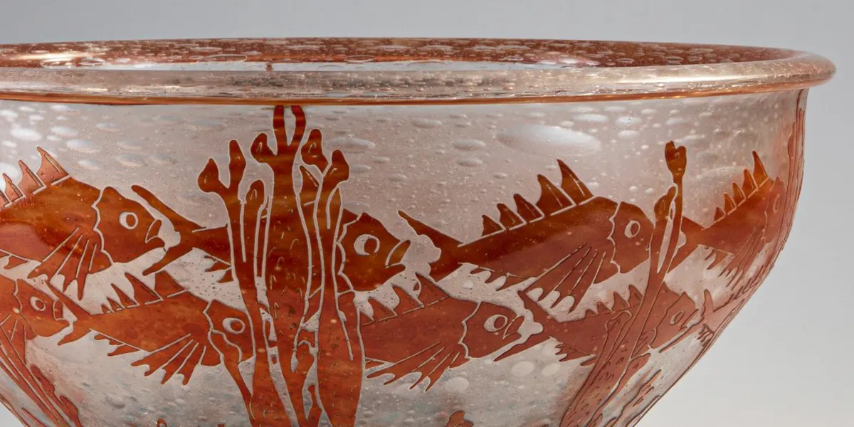 Verreries Schneider, Epinay-sur-Seine, Große Schale "Poissons", 1927-29, sign. Charder (hochgeätzt), Le Verre Français (Nadelätzung), farbloses, blasiges Glas, orangerote Emailleaufschmelzungen, geätzter Dekor mit Fischen, Fuß mit grünen und rosaroten Pulvereinschlüssen, H. 22,5 cm, Ø 42 cm. . Foto © Quittenbaum Kunstauktionen (Detail)