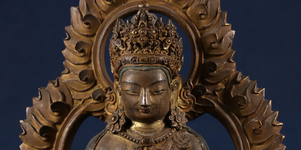 Amitayus buddha, brons, Qingdynastin, 1800-tal, H 20,5 cm. Foto © Kanonauktioner

