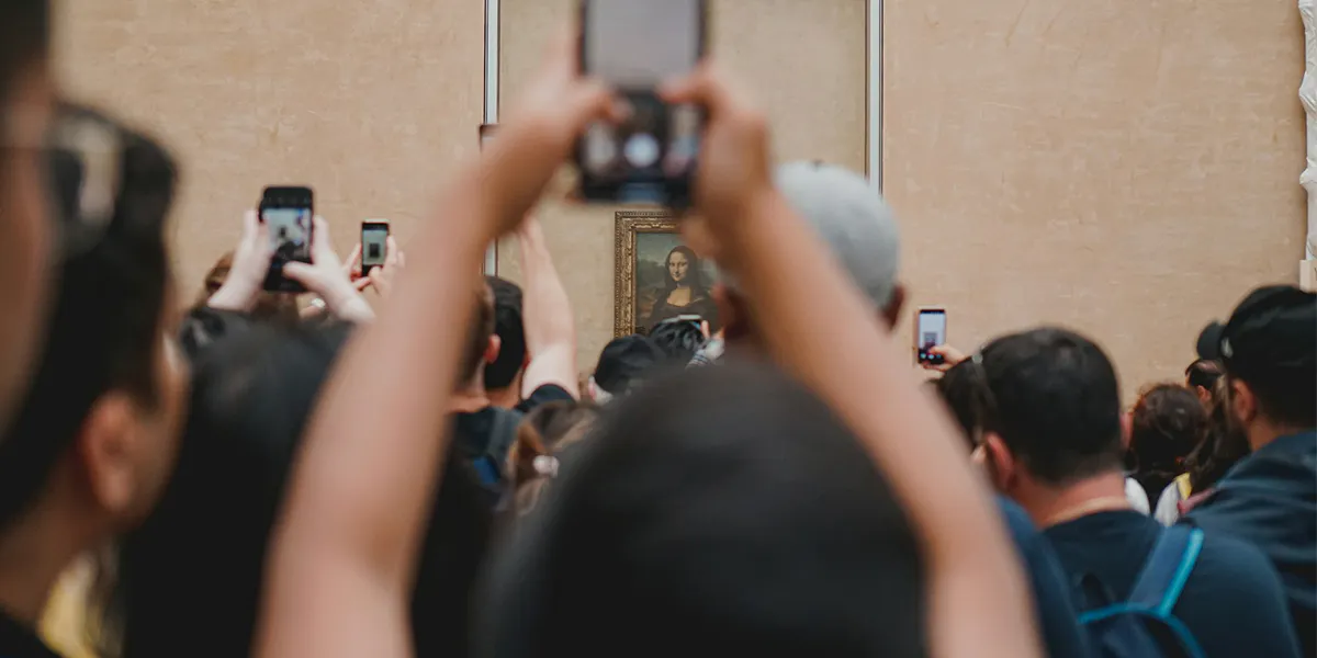 Rush to see the Mona Lisa in the Louvre. Photo by Tarik (detail)