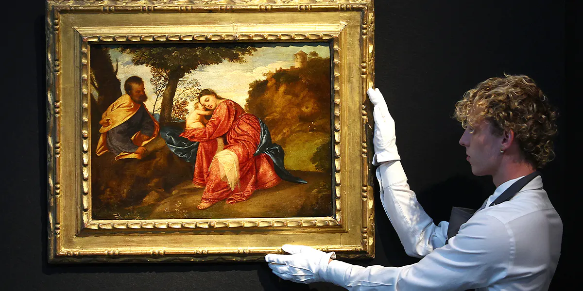 LONDRA, INGHILTERRA - 28 GIUGNO: un membro dello staff di Christie's posa per una foto accanto al capolavoro di Tiziano "Riposo sulla strada per l'Egitto" il 28 giugno 2024 a Londra, in Inghilterra. La "Settimana Classica" di Christie's mette all'asta una serie di oggetti iconici, tra cui una lettera di Ringo Starr che annuncia la sua appartenenza ai Beatles, il dipinto del 18° secolo dell'artista equestre britannico George Stubbs "Giumente e puledri" e un abito da damigella reale disegnato da Norman Hartnell e indossato al matrimonio della Regina Elisabetta II. La Settimana Classica copre l'arte dall'antichità al XX secolo, con sei aste dal vivo e mostre pubbliche a partire dal 28 giugno. (Foto di Peter Nicholls/Getty Images) (dettaglio)