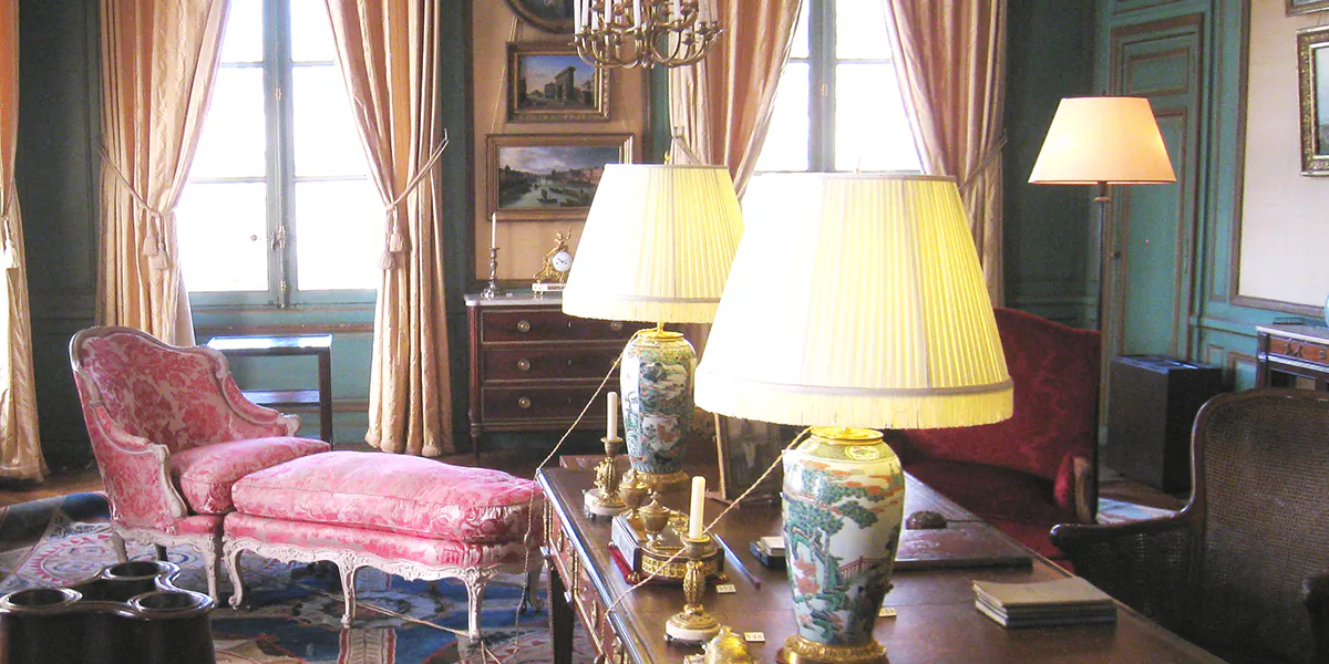 Duchessa spezzata in due parti al Musée Nissim de Camondo, Parigi. Foto di pubblico dominio (dettaglio)