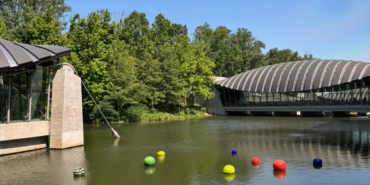 Dale Chihuly’s Niijima Floats at Crystal Bridges. Photo © Kira Reinke (detail) 