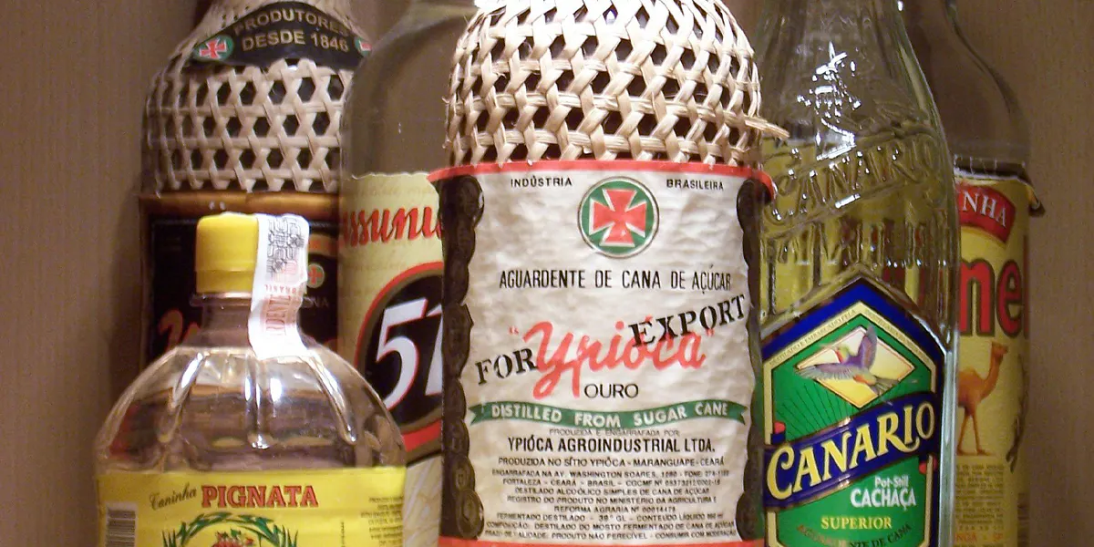 Cachaça. Fotografia di Tom Tom (Thomas Dohrendorf). Licenza CC BY-SA 3.0 di Wikimedia Commons