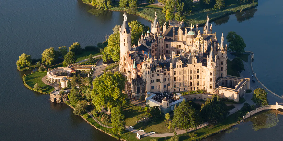 Castello di Schwerin, vista aerea. Foto di Harald Hoyer - Opera propria (Licenza CC BY-SA 3.0) via Wikimedia Commons / https://creativecommons.org/licenses/by-sa/3.0/deed.en (Dettaglio)