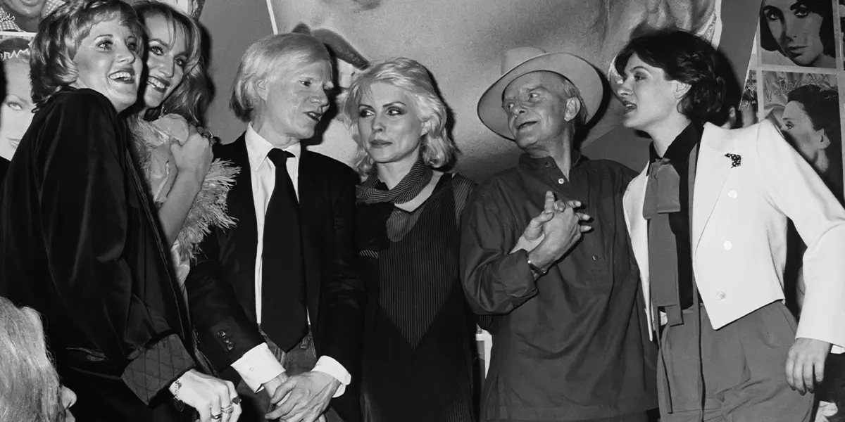 NEW YORK, NY - CA. 1979: Lorna Luft, Jerry Hall, Andy Warhol, Debbie Harry, Truman Capote e Paloma Picasso ca. 1979 alla festa di Interview allo Studio 54 a New York City. (Foto di PL Gould/IMAGES/Getty Images)(particolare)