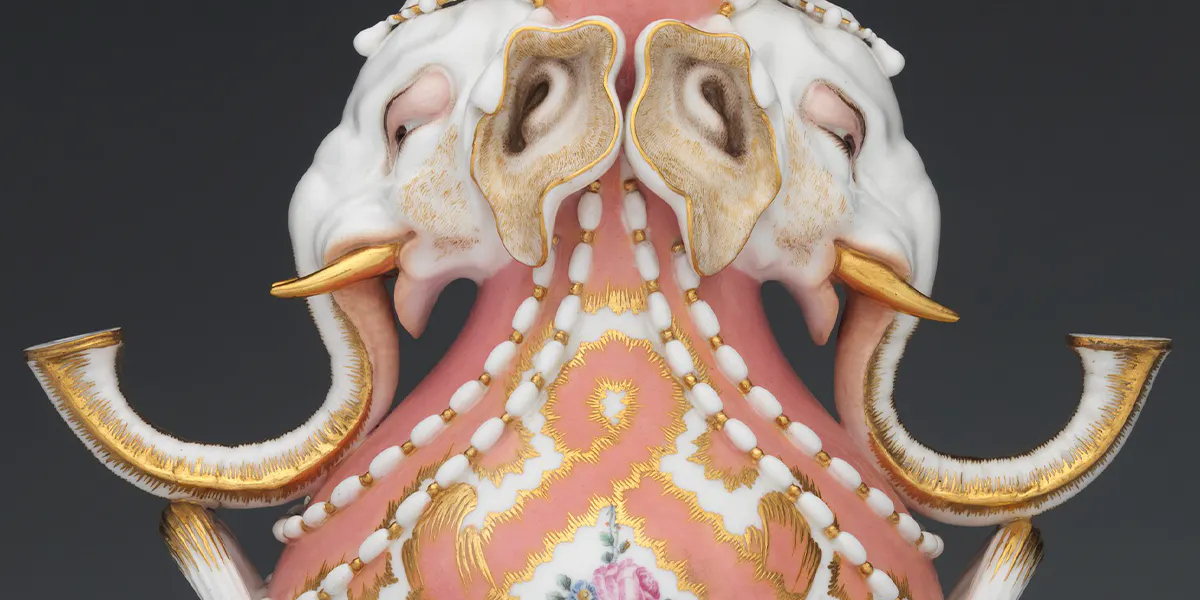 Vase „à tête d'éléphant“ (Elefantenkopfvase) in Rosé Pompadour, Weichporzellan, ca. 1758 (Teil eines Paares), Metropolitan Museum, New York. Foto CC0 (Detail)