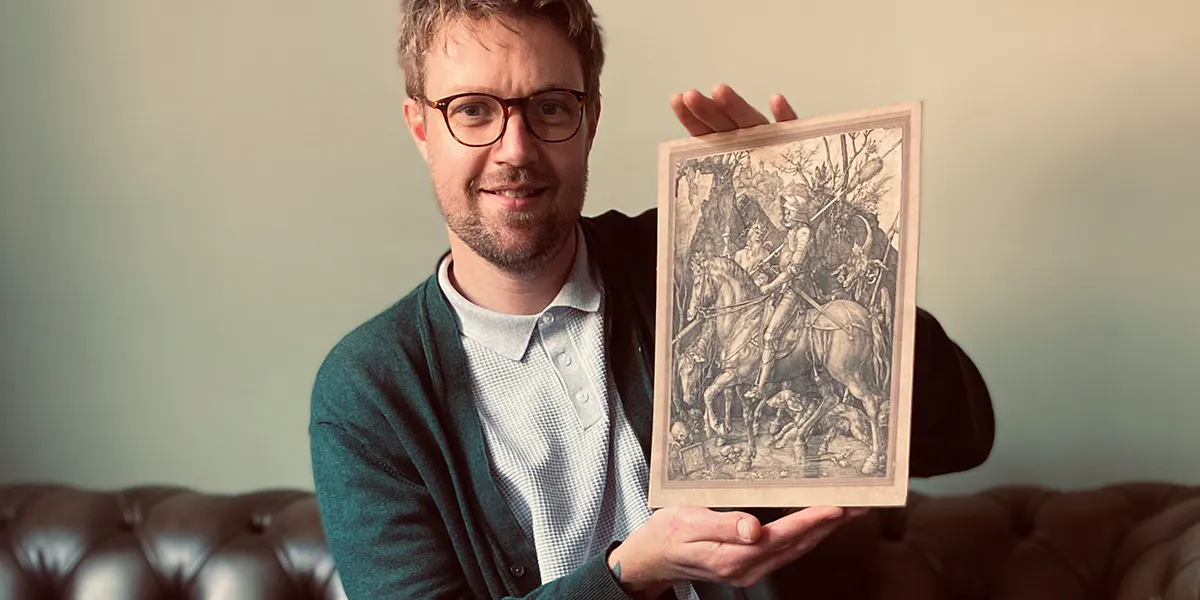 Jim Spencer delle Aste di Libri Rari con l'incisione 'Cavaliere, Morte e Diavolo' di Albrecht Dürer del 1513. Foto © Rare Book Auctions (dettaglio)