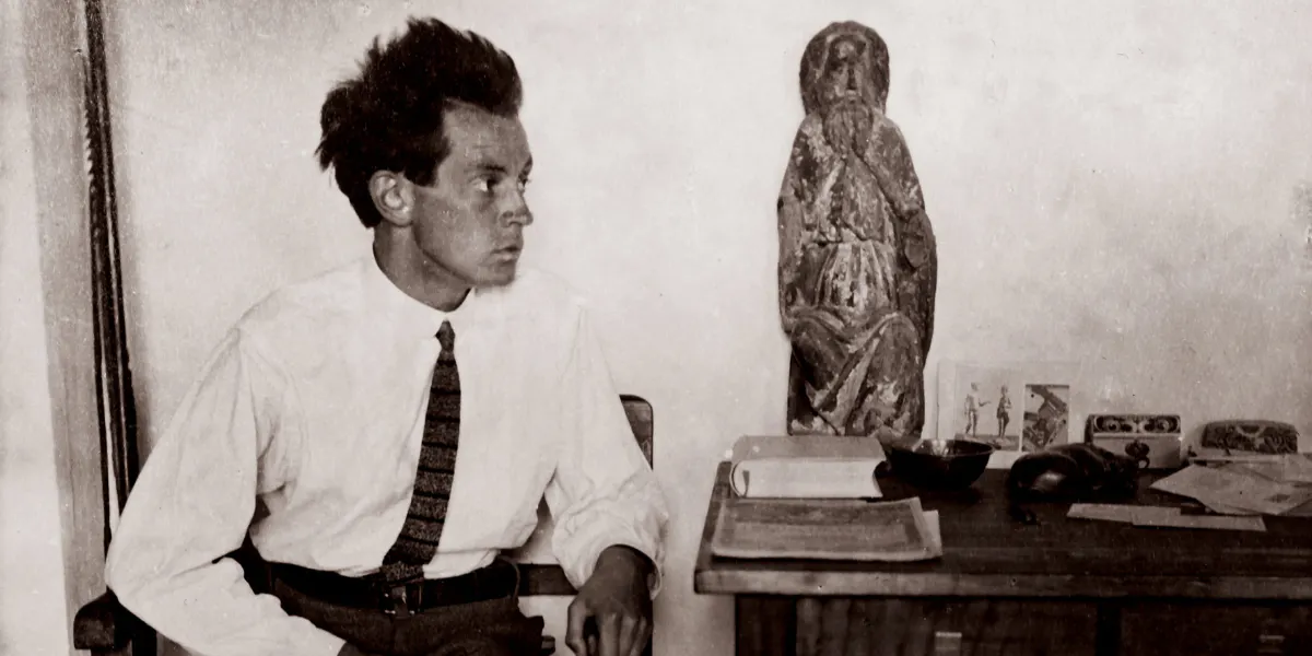 AUSTRIA - GENNAIO 01: Schiele con una figura di Madonna nel suo studio nel 13° distretto di Vienna. Fotografia, intorno al 1915. (Foto di Imagno/Getty Images) (dettaglio).