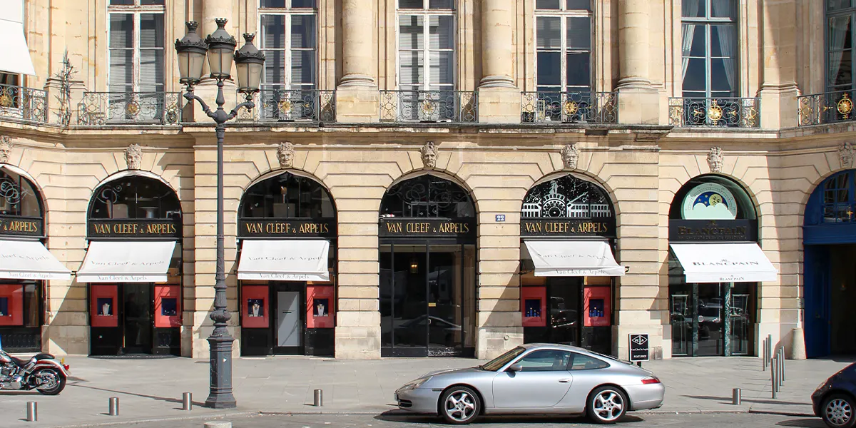 Hôtel de Ségur, 22 Place Vendôme, Paris. Photo by Lionel Allorge – Own work (https://creativecommons.org/licenses/by-sa/3.0/) via Wikimedia Commons (detail).