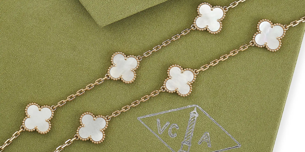 Van Cleef & Arpels 四葉のクローバーネックレス How Van Cleef & Arpels Got Its Four-Leaf Clover | Barnebys Magazine