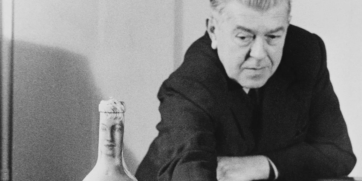 Der belgische Surrealist Rene Magritte (1898–1967) mit „Femme-Bouteille“, seinem Ölgemälde eines Aktes auf einer Glasflasche, ca. 1955. (Foto von Archive Photos/Getty Images) (Detail)
