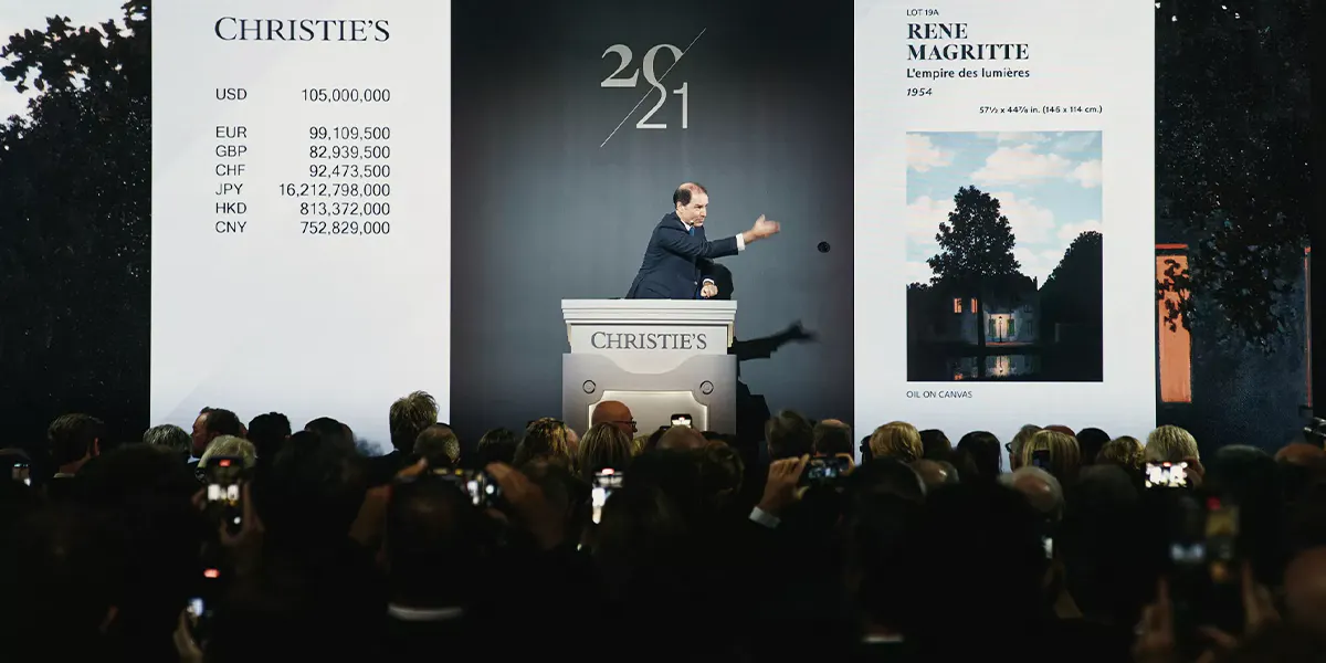 Adrien Meyer, Responsabile delle Vendite Private a livello globale di Christie’s e Co-responsabile dell'Arte Impressionista e Moderna, ha messo all'asta il lotto principale della serata, L’empire des lumières di René Magritte, per 121.160.000 dollari. Foto © Christie's (dettaglio)