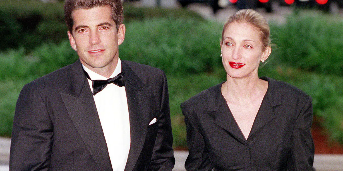John F. Kennedy Jr. e sua moglie Carolyn Bessette Kennedy arrivano alla cena annuale per la John F. Kennedy Library Foundation e i Profiles in Courage Awards per onorare il compleanno dell'82º anniversario dell'ex presidente, domenica, 23 maggio 1999, alla Kennedy Library di Boston, MA. Foto di Justin Ide / Getty Images (dettaglio)