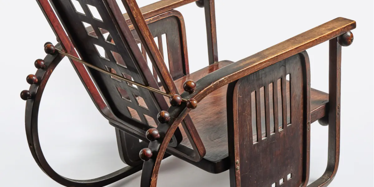 Josef Hoffmann, Stuhl Nr. 670 "Sitzmaschine", um 1905, J. & J. Kohn, Wien, Österreich, Buche, Eisen, 99,7 x 68,6 x 109,9 cm. Foto © Sotheby's (Detail)
