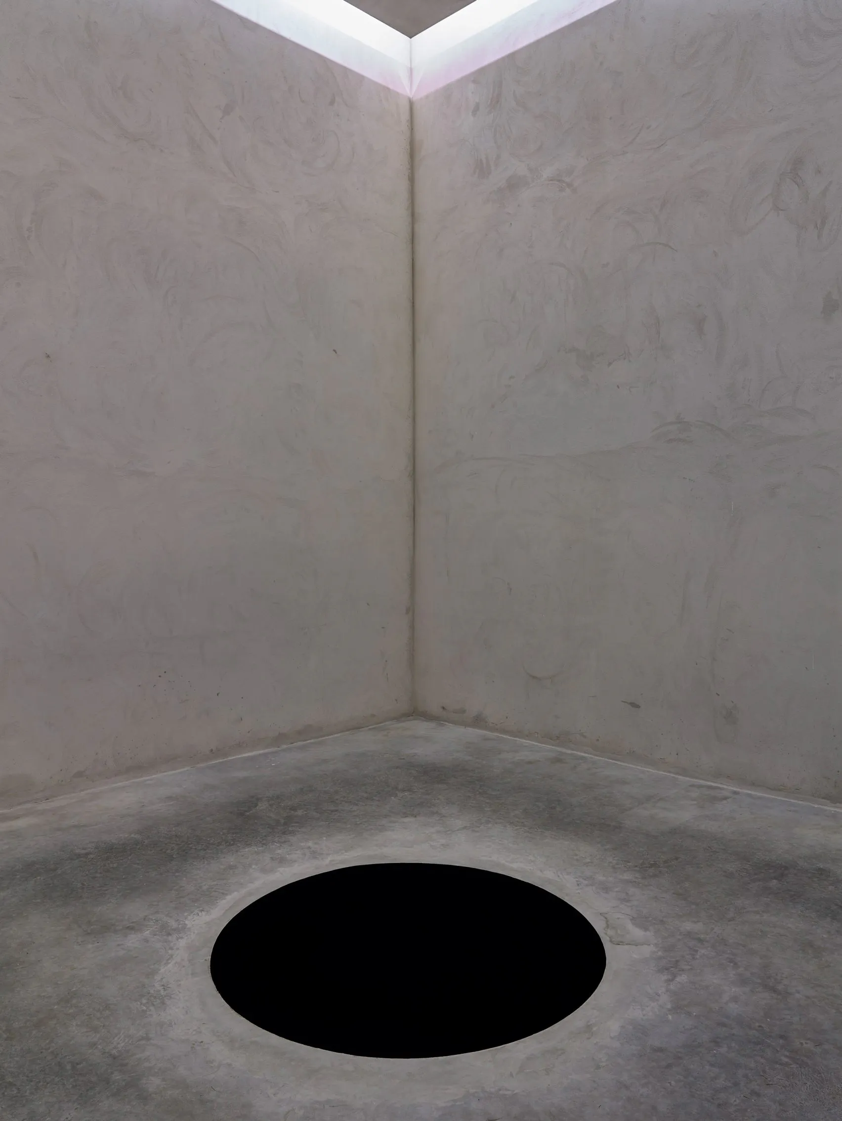Museumsbesucher fällt in Kunstwerk von Anish Kapoor