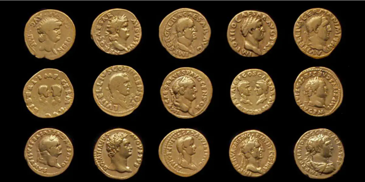 Eine Auswahl der antiken römischen Goldmünzen, die 1993 bei Ausgrabungen in Trier entdeckt wurden.  Foto via Wikimedia Commons / Lizenz CC BY-SA 3.0 (Detail)