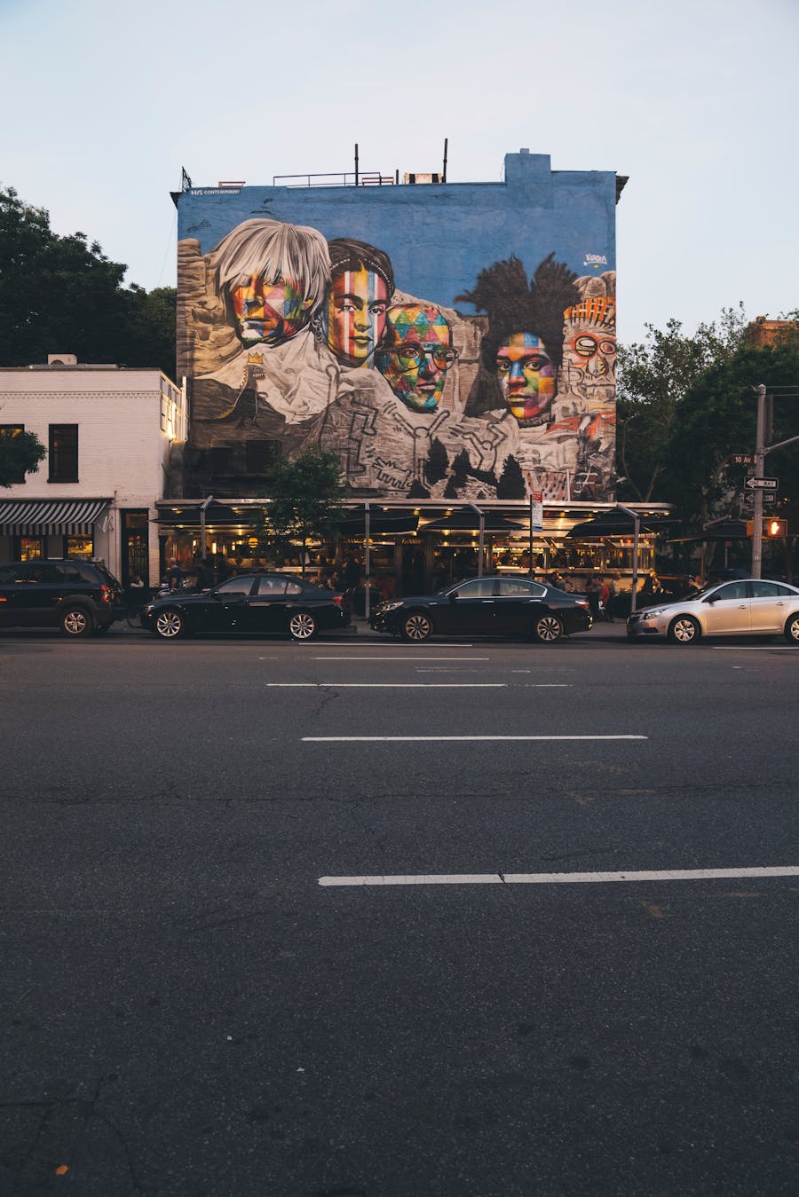 A mural in New York decorated with the faces of Andy Warhol, Frida Kahlo, Keith Haring and Jean - Michel Basquiat. Photo: who?du!nelson via Unsplash