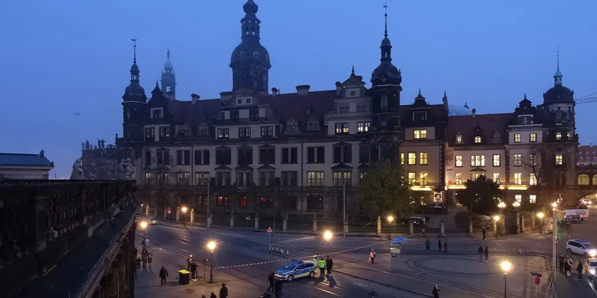 Il Residenzschloss di Dresda, in cui si trova la Green Vault, nelle prime ore del mattino del 25 novembre 2019. Immagine di pubblico dominio (dettaglio)