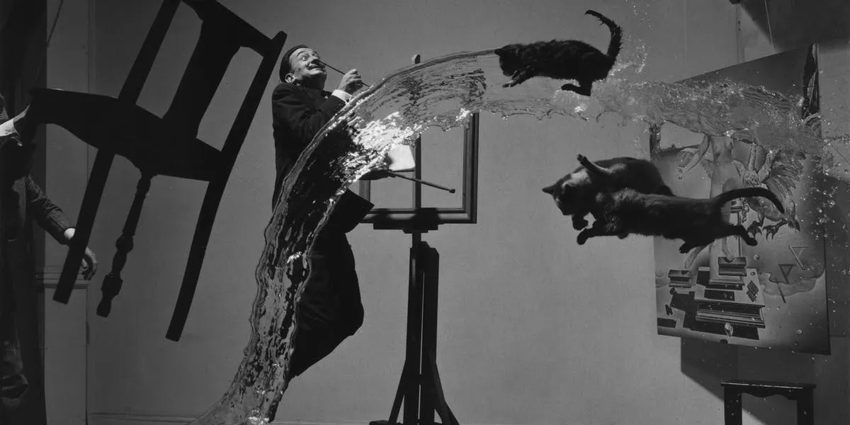 Dalí Atomicus, photo de Philippe Halsman (1948), avant que les fils de soutien ne soient retirés de l'image. Photo domaine public