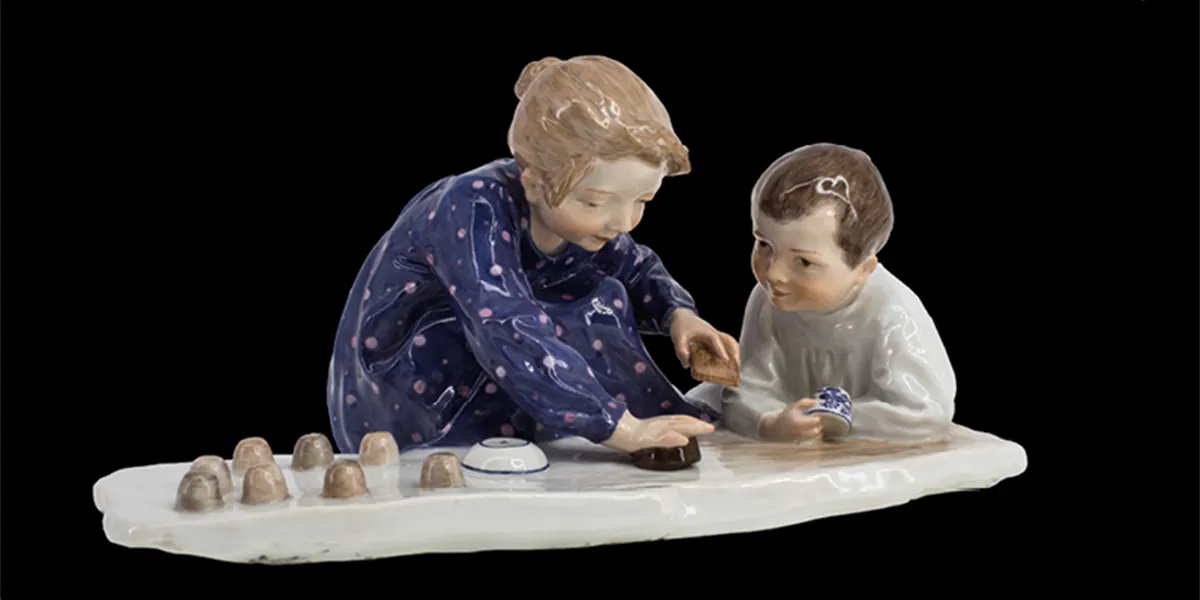 Porzellan Hentschel-Kindergruppe, "Zwei Kinder, Sandformen backend", Meissen, 1. Wahl, um 1910, Modelljahr 1906, Modell-Nr. W 165. Foto © Wormser Auktionshaus (Detail)