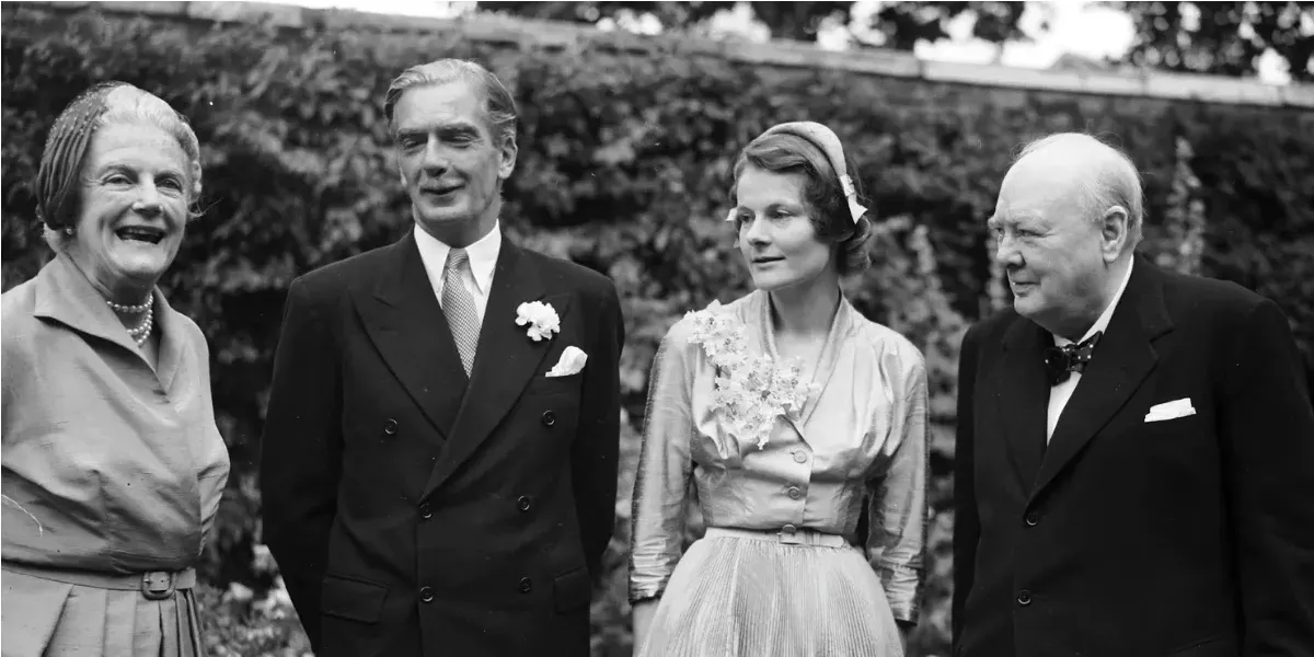 14. August 1952: Der britische Premierminister Winston Churchill (1874-1965) und seine Frau Clementine posieren mit dem Brautpaar bei der Hochzeit von Außenminister Anthony Eden (1897-1977) und Clarissa Churchill, der Nichte des Premierministers. Die Hochzeitsfeier findet in der Nummer 10, Downing Street, London statt. (Foto von PNA Rota/Getty Images)(Detail)