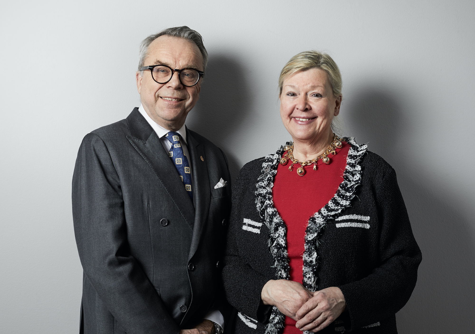 Anette Granlund jämte en av sina nya kollegor tillika gamla vän Knut Knutson, huvudägare i Uppsala Auktionskammare. Foto © Daniel Wahlberg, Uppsala Auktionskammare 