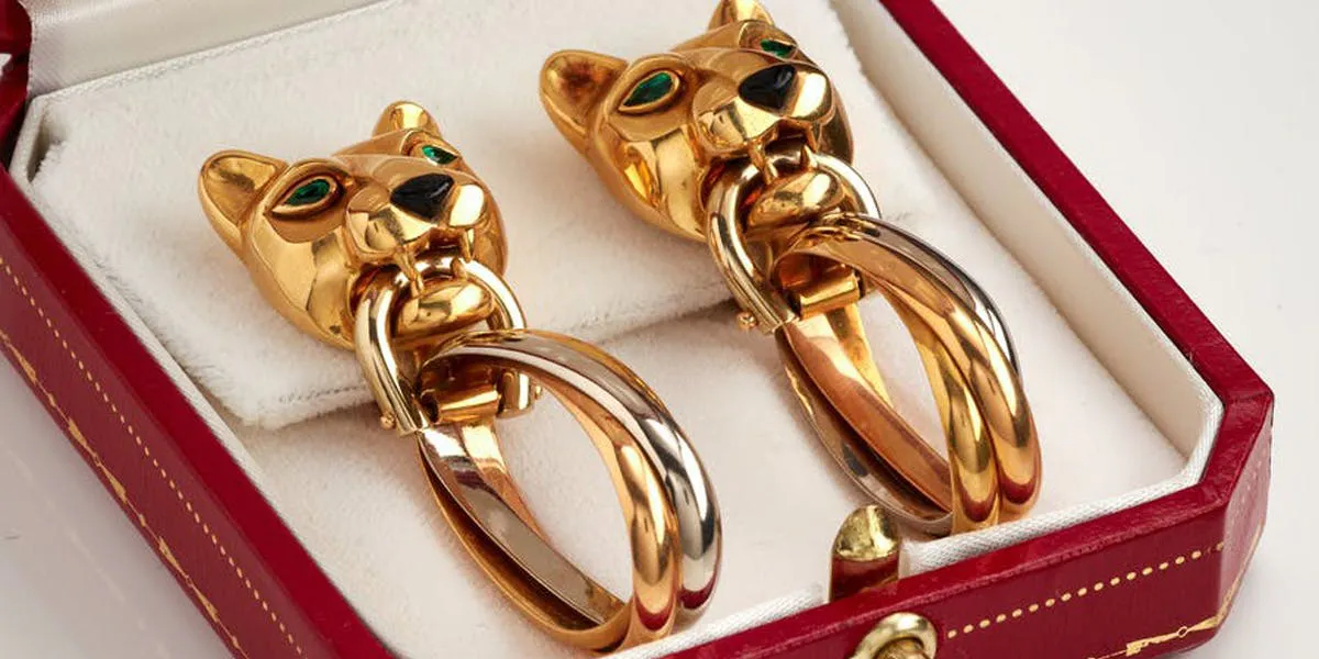 Cartier, paire de boucles d'oreilles « Panthère » en or avec émeraudes et onyx, image © AH Andreas Thies
