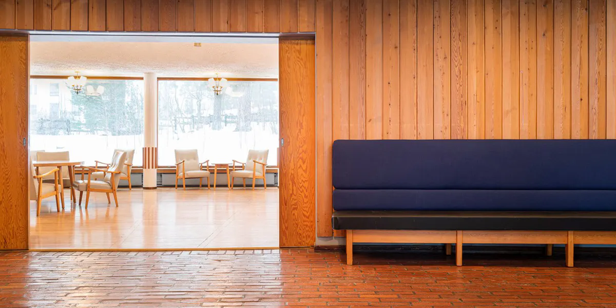 Luminaires et fauteuils conçus par Paavo Tynell et Ilmari Tapiovaara, pour Northern Lights Street 9 à Epsoo, en Finlande. Photo © Annmaris (détail)
