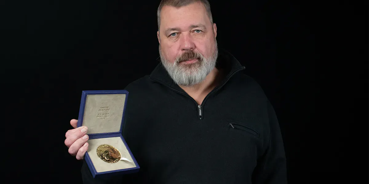 Dimitri Muratov con la medaglia del Premio Nobel per la Pace. Foto © Heritage Auctions, HA.com