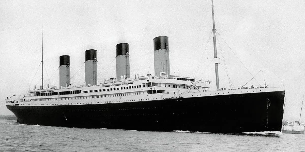 Die RMS Titanic verlässt am 10. April 1912 den Hafen von Southampton. Foto gemeinfrei