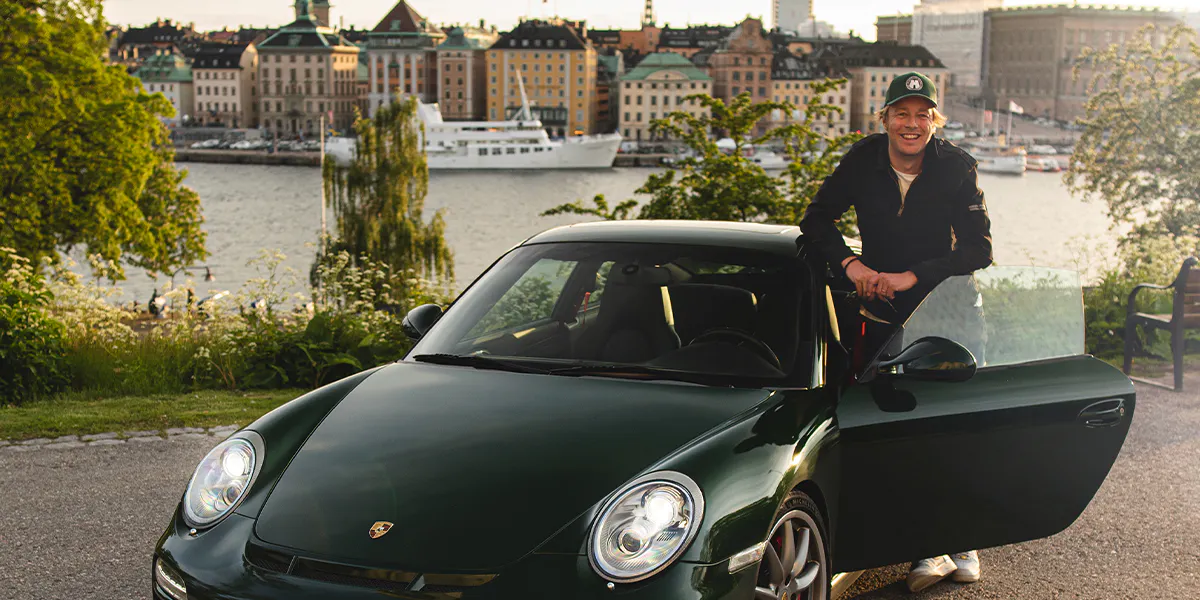 Jacob Odqvist nebst Porsche in Stockholm. Foto © Bidders Highway (Detail)