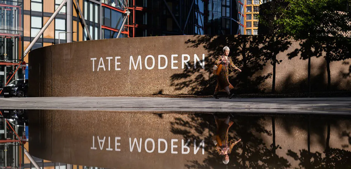 La directrice de la Tate, Maria Balshaw, passe devant la Tate Modern le 20 juin 2019 à Londres, en Angleterre, image © Leon Neal / Getty Images