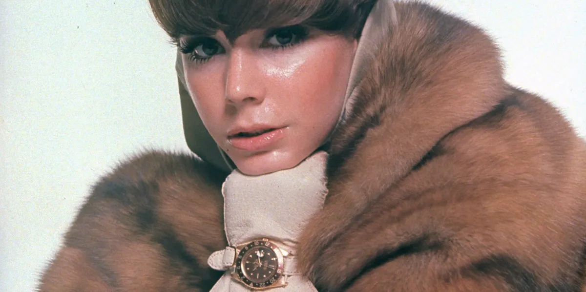 Modell bär en Rolex-klocka, Vogue, 1966. Foto © Bert Stern/Condé Nast via Getty Images (detalj)